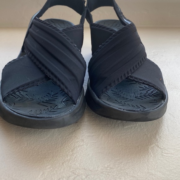 2 pairs of of BZees sandals . Both have been used.... 2 PAIRS! - Picture 4 of 16